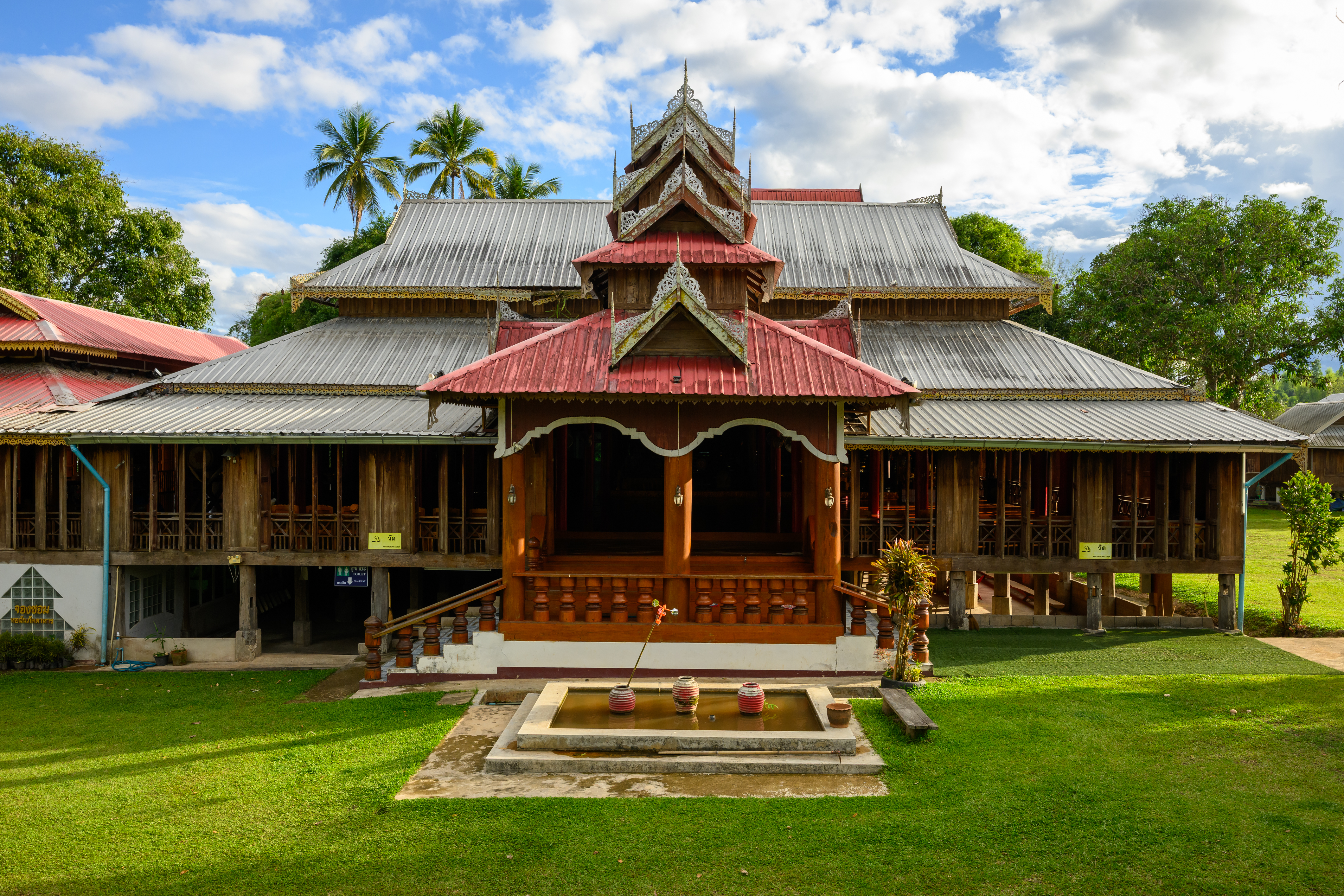 Wat Mueang Pon